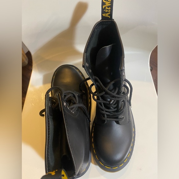 ⭐️ Dr. Martens | 1460 Smooth Leather Lace-up Boots | Black | US 9 - Picture 5 of 15